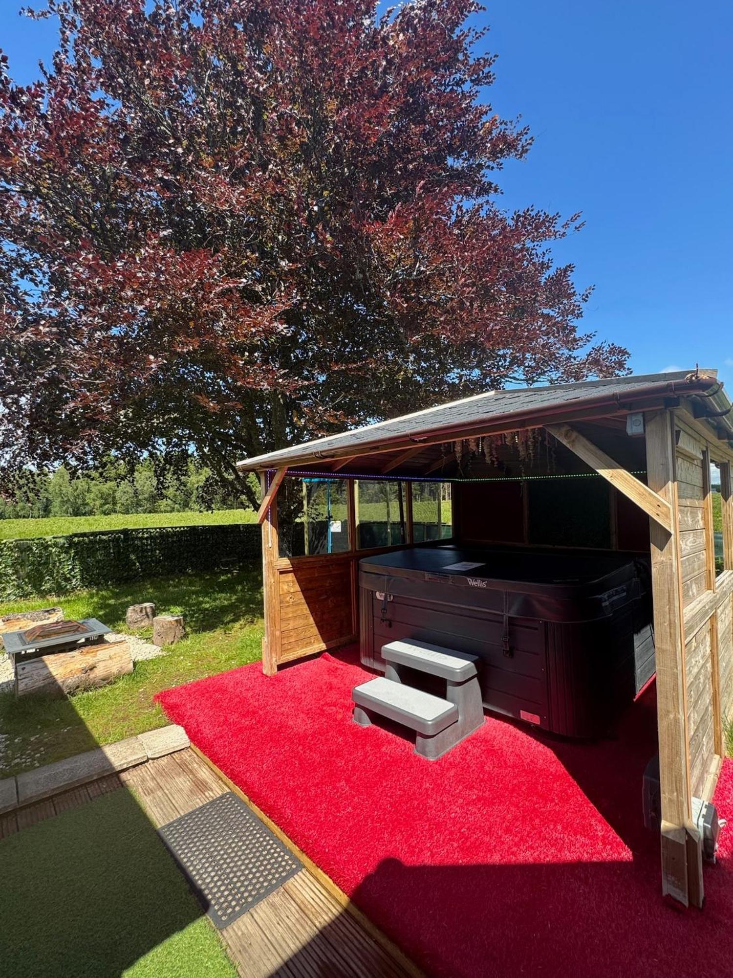 Finn Village "Raspberry Cottage" Private Garden, 6-Seater Hot Tub, Firepit & Pizza Stove Glasgow Luaran gambar
