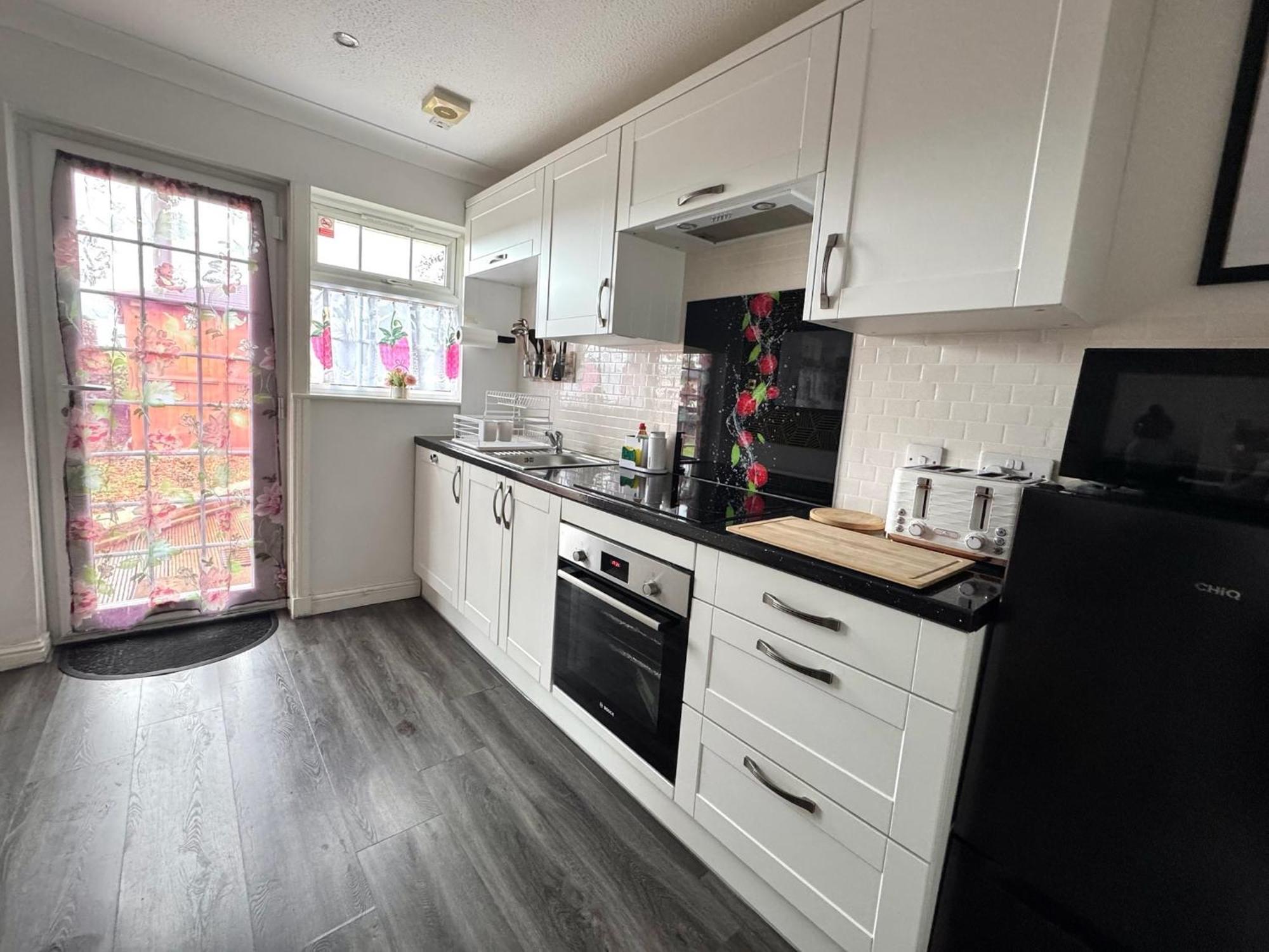 Finn Village "Raspberry Cottage" Private Garden, 6-Seater Hot Tub, Firepit & Pizza Stove Glasgow Luaran gambar