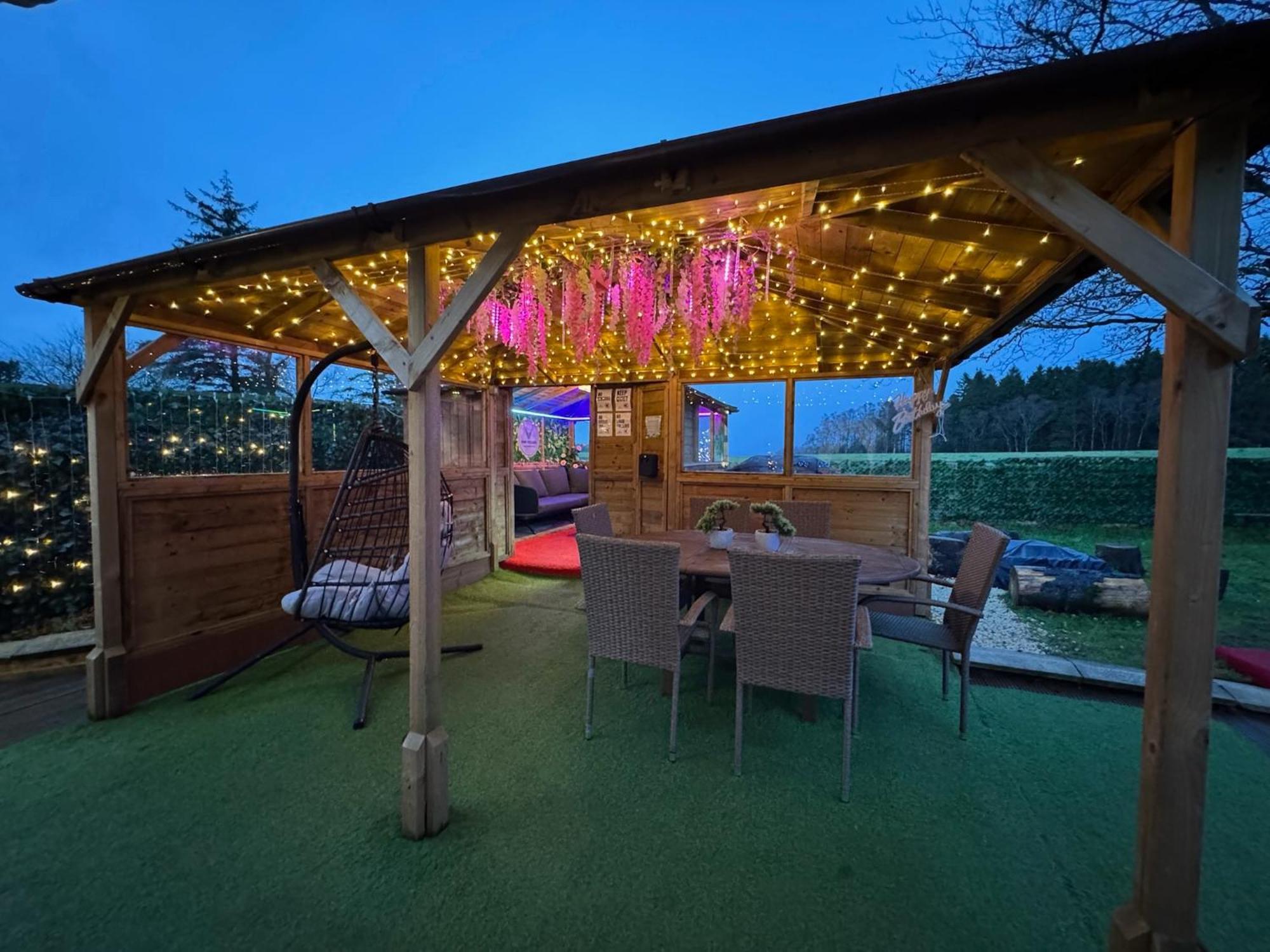 Finn Village "Raspberry Cottage" Private Garden, 6-Seater Hot Tub, Firepit & Pizza Stove Glasgow Luaran gambar